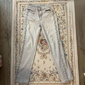 Light Wash Low-Rise Women's Jeans with Side Embroidered Trim